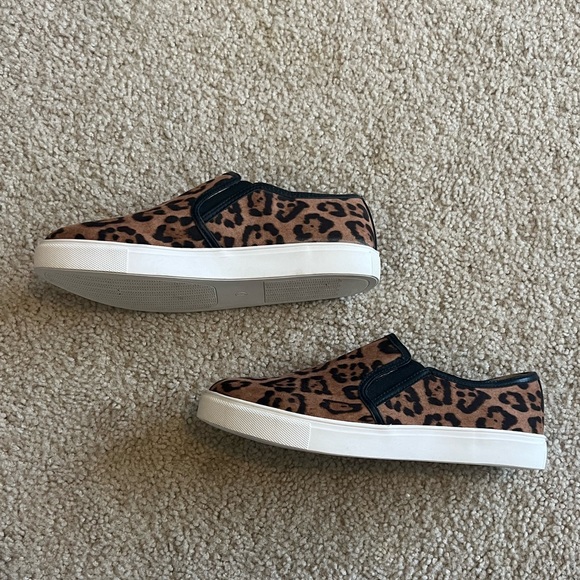 J Slides Womens Flat Heel Slip On Sneaker Cushioned Multicolor Leopard Print 8M - Picture 2 of 4